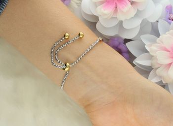 Stylowa bransoletka damska Nomination Italy Milleluci z zawieszką w kształcie korony 028018 039. Stal szlachetna platerowana złotem, wysadzana cyrkoniami, regulowana długość 14–19 cm. Idealny prezen (1).jpg